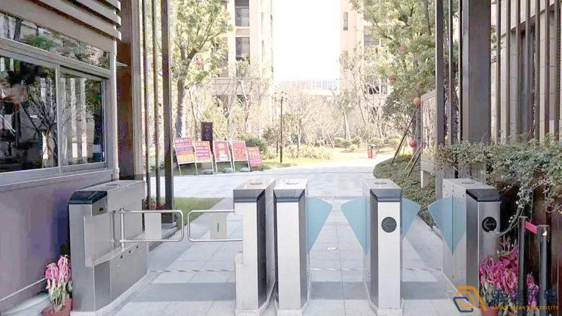 智慧工廠如何選擇適合的通道閘？