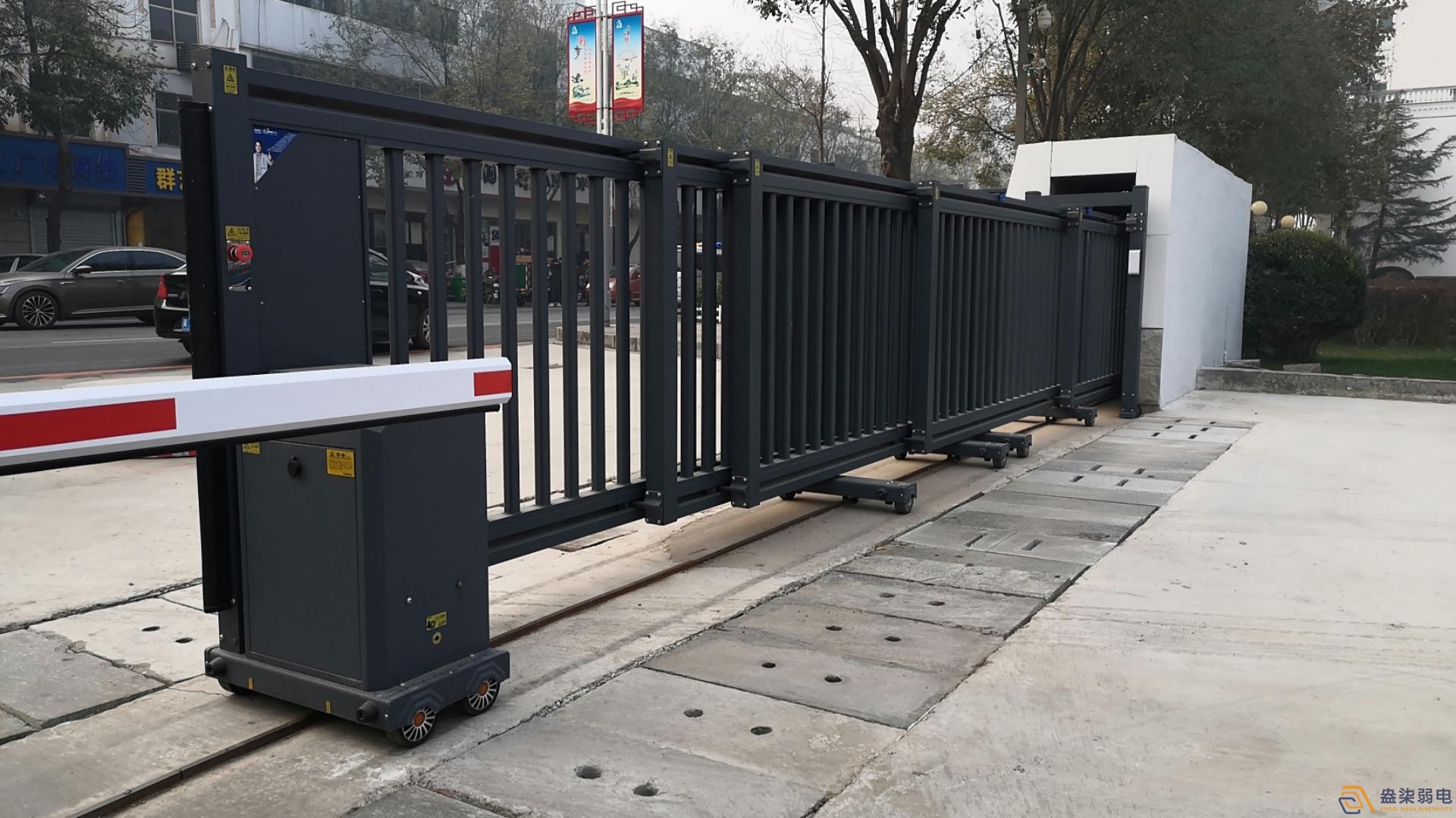 工廠門禁怎么選？三輥閘+一卡通方案更實用